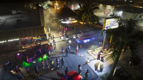 ▲《GTA 6》充滿街頭派對氣息的停車場，現場聚集大批 NPC。（圖／Rockstar Games 提供）