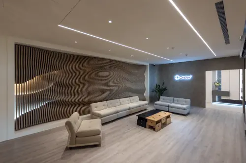 ▲走進「歐德航站形象館」，以 122 片板材打造山巒造型視覺牆，搭配石紋與綠意，讓人一踏入彷彿被大自然溫柔包圍。（圖／品牌提供）