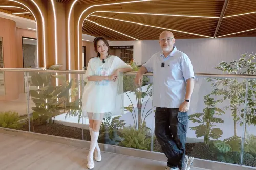 ▲趙小僑與劉亮佐置身於「永生樹」下，展現歐德傢俱用自然永續長久陪伴家庭的美好寓意。（圖／品牌提供）