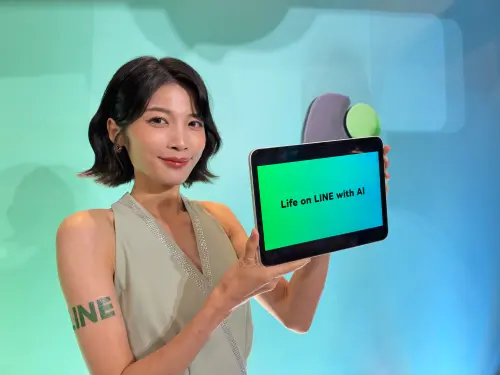 ▲LINE在2026年度記者會宣布，未來將以「Life on LINE with AI」為發展方向，導入AI Agent智慧助理，協助用戶訂餐廳、購物比價及規劃旅遊行程。（圖／記者周淑萍攝）