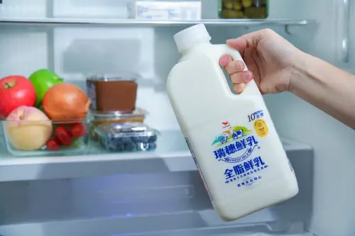 ▲1858ml家庭號是許多人家裡冰箱的常備品。瑞穗鮮乳從牧場乳源管理開始，便為全家人每天飲用的鮮乳品質層層把關。（圖／WalkerLand攝）