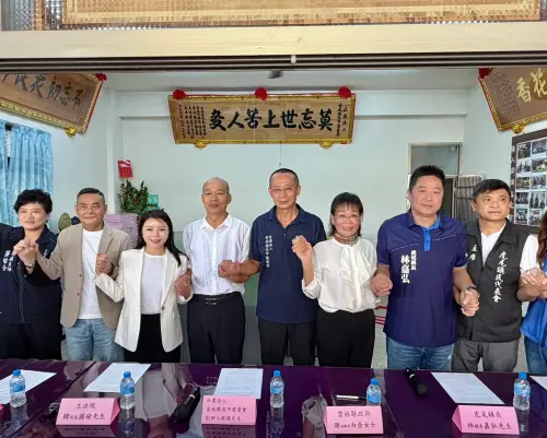 ▲社團法人雲林縣夜市慈愛會幫助弱勢不遺餘力，獲頒「莫忘世上苦人多」的匾額。（圖／張嘉郡競辦提供）