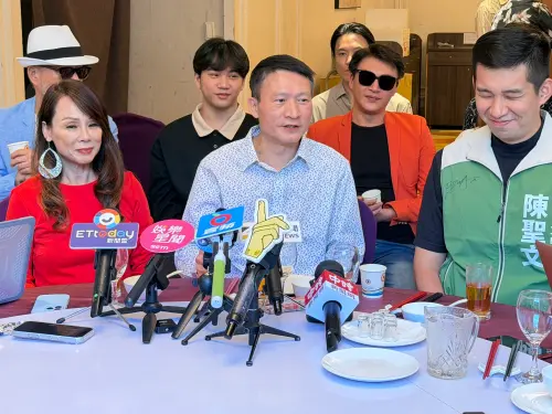 ▲民進黨台北市議員參選人陳聖文（右）跨界演出，在劇中以議員身分「演自己」，他表示因為多年前媽媽遭到毒駕撞傷，因此要透過身體力行響應反毒駕。（圖／記者嚴俊強攝影）