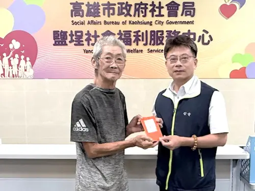▲台電高雄區營業處攜手社會局中區服務中心進行重陽送暖活動，高雄區營業處處長林昶旭(右)致送生活扶助金給急需幫助的民眾，希望緩解當前緊急困難。(圖／台電高雄區營業處提供)
