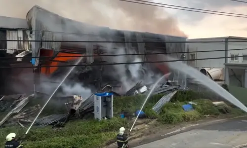 高雄岡山火災！工廠濃煙狂竄鐵皮塌陷　陳其邁示警：影響3區空品