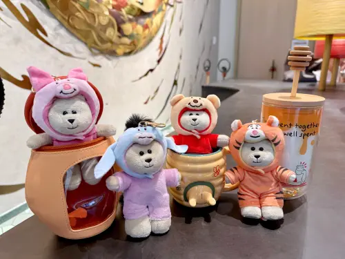 ▲「小熊維尼裝扮組」有一隻Bearista小熊、搭配小熊維尼4位主角衣服、及蜂蜜罐娃包。（圖／記者蕭涵云攝）