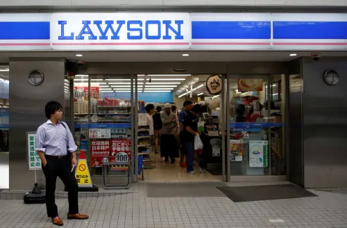 ▲日本超商外籍店員越來越多（圖／路透社／達志影像）
