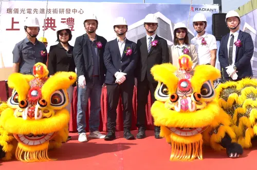 ▲產業園區管理局前鎮科技產業園區瑞儀光電公司舉行新建工程上梁儀式，由產業園區管理局高屏分局分局長吳淼文(右4)與瑞儀光電公司董事長王昱超(左4)共同主持。(圖／產業園區管理局提供)