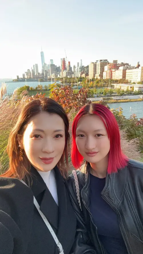 ▲溫翠蘋第一任丈夫是日本人，兩人婚後生下1女，遺傳溫翠蘋的美貌。（圖／翻攝自FB@溫翠蘋 Vanessa 斜槓人生）