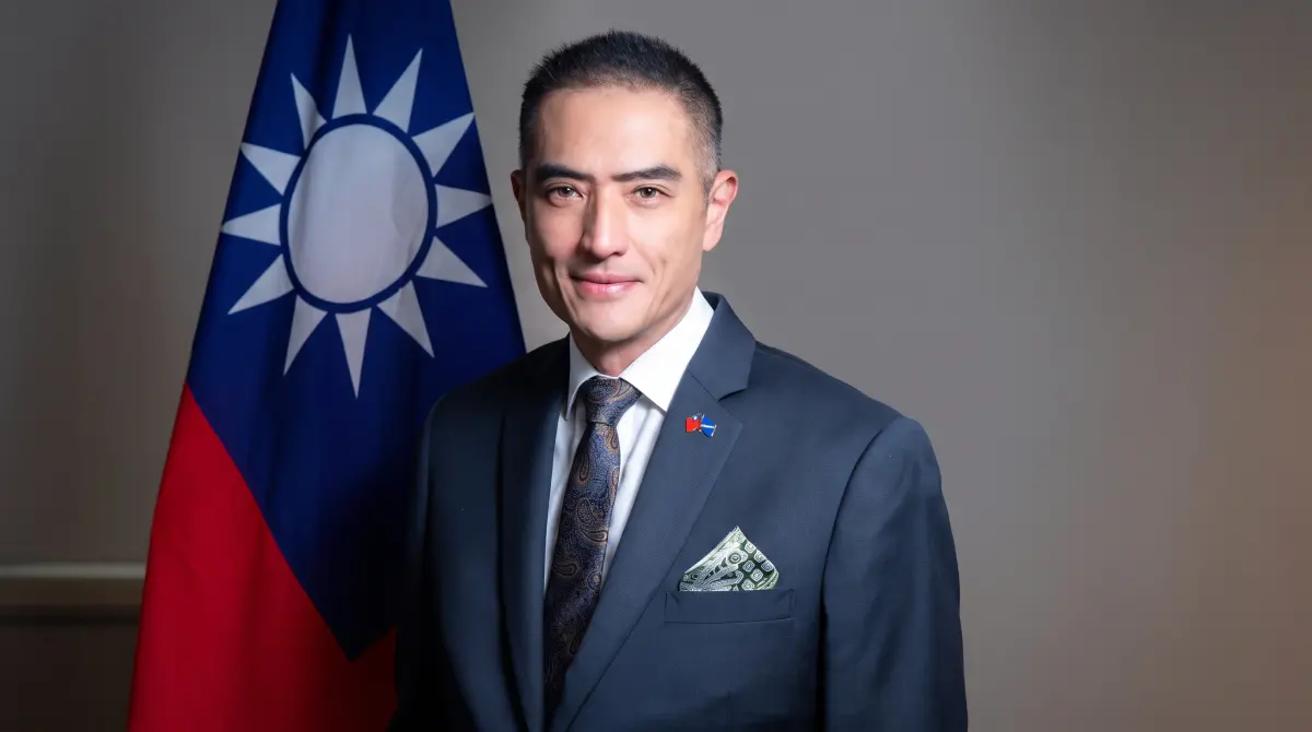 ▲駐馬紹爾大使徐蔚民形象照被封「最帥大使」，近日因國慶彩排惹議返國述職傳請辭。（圖／翻攝自駐馬紹爾群島共和國大使館官網）