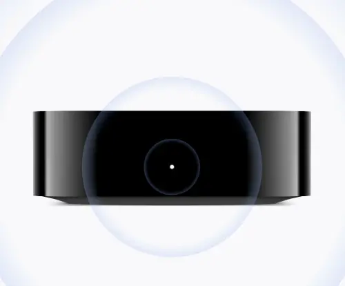 ▲新款Apple TV 4K內建3個遠距麥克風，搭配回音抑制技術，即使正在播放影片，也能直接透過「嘿Siri」搜尋節目、控制播放內容，不必拿起遙控器。（圖／翻攝官網）