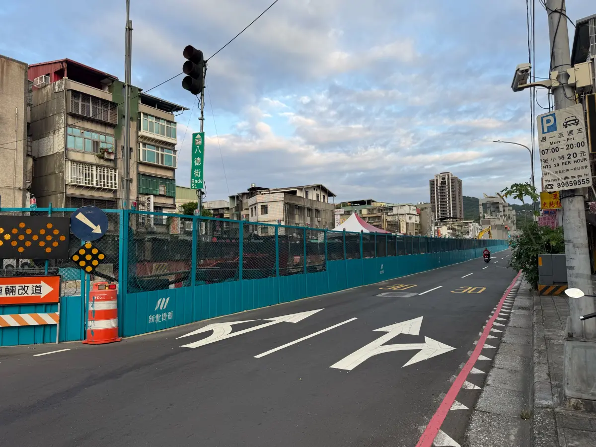 ▲新北捷運萬大線施工中的樹林區街景，在重大軌道與大巨蛋建設加持下，樹林房價5年漲近2成。（圖／中信房屋提供）