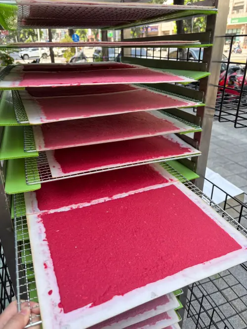 ▲學員將舊紅包袋撕碎打成紙漿，透過手工抄紙工序晾乾重製成環保春聯。（圖／翻攝自小草關懷協會Threads）