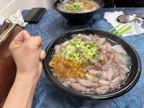 ▲鮮食坊人氣「小卷米粉」鋪滿滿滿新鮮小卷，驚人份量讓老饕直呼超佛心。（圖／翻攝營養麵包臉書）