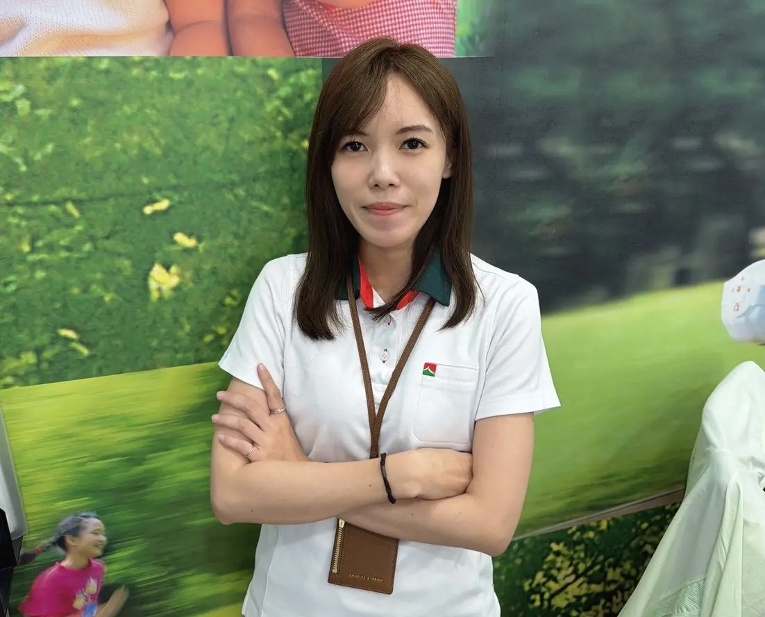 ▲信義房屋高雄楠梓後昌店秘書蔡昕霈，畢業後首份工作選擇信義房屋，不僅陸續考取不動產經紀人與地政士雙證照，更升遷擔任「秘書小組長」肩負全業務區秘書間的溝通協調角色。（圖／信義房屋）