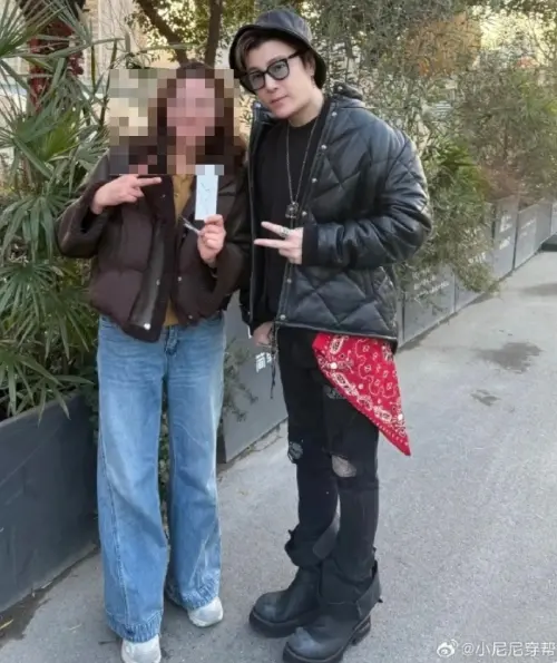 ▲許紹洋雖然被吐槽穿搭過時，但他整個人看起來還是相當年輕。（圖／翻攝自微博＠小尼尼穿幫）