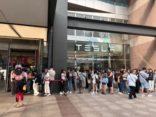 ▲快閃店開賣首日即湧現排隊災情，大批代購與粉絲一早就擠爆A11館特斯拉旁門口。（圖／翻攝自Threads）