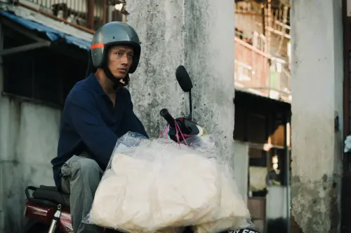 ▲陳澤耀在《黑潮》飾演深藏祕密、背負過去的阿忠，出獄返鄉後捕蝦、賣蝦餅維生。（圖／甲上提供）