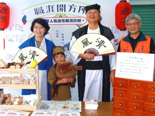 ▲高雄市政府勞工局推出職涯開方所活動，巡迴高雄市各地區處所提供服務，勞工局局長江健興(中)、主任秘書許文瓊(左)及訓練就業中心主任宋世宏(右)到場關心。(圖／高雄市政府勞工局提供)