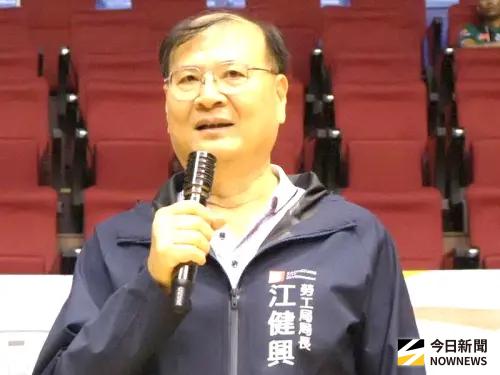 ▲高雄市政府勞工局局長江健興說明該局推出職涯開方所活動的情形。(圖／記者黃守作攝)