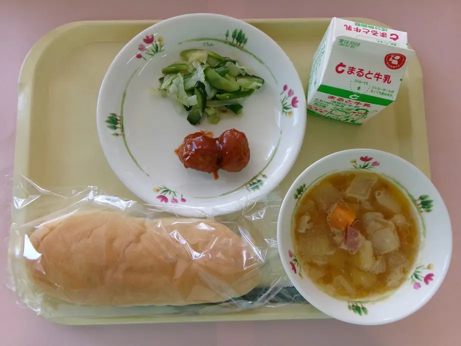 ▲日本富山縣礪波市的小學營養午餐份量引發議論。（圖／翻攝自X）
