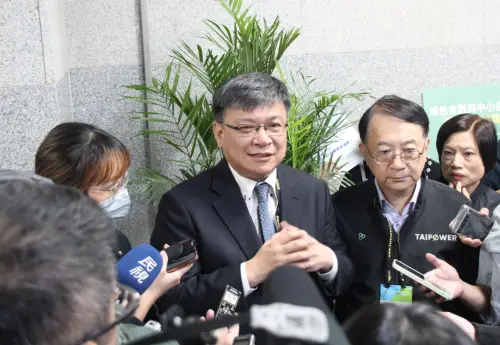 ▲曾文生表示，大型電力設施必須距離發電端更近，可以節省很多成本，很多業者經過私下溝通，認為投入算力中心的業者都是表達支持。（圖／記者鍾泓良攝影）
