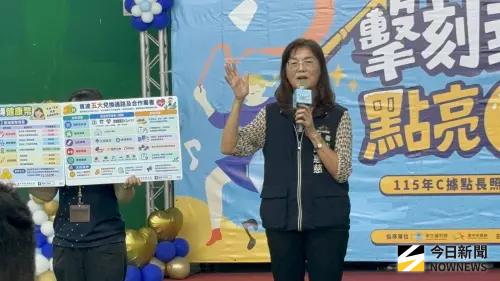 ▲邱副局長呼籲長輩們，多多走出家門參與據點活動，開開心心，可以更健康且延緩失能。(圖／記者金武鳳攝，2026.10.14)