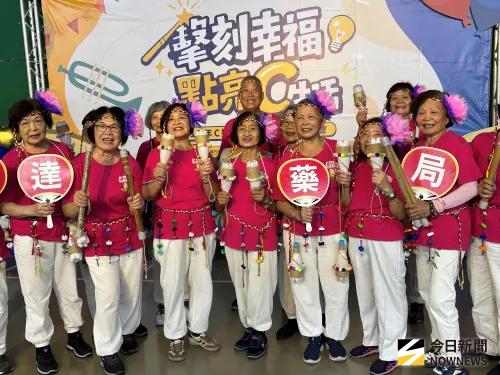 ▲來自大甲區C據點「康達藥局」隊的20幾名長輩，運用寶特瓶創作樂器，搭配趣味演出，贏得全場熱烈掌聲。（圖／記者金武鳳攝，2026.10.14)