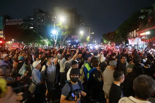 ▲沈伯洋晚間赴士林夜市掃街，大批支持者到場。（圖／記者葉政勳攝，2026.10.14）