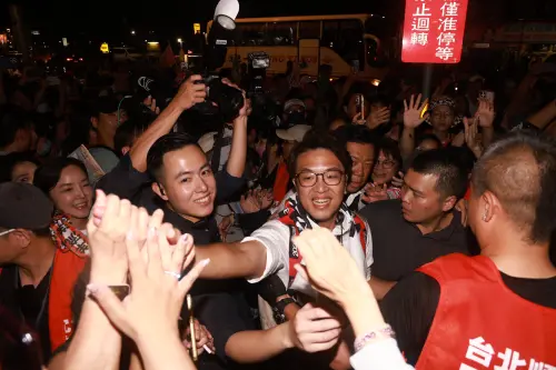 ▲沈伯洋晚間赴士林夜市掃街。（圖／記者葉政勳攝，2026.10.14）