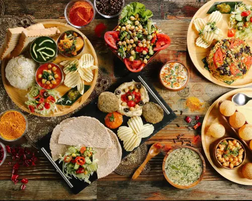 ▲三個傻瓜將傳統印度美食調整為不含五辛的蔬食料理，打造兼具特色與風味的餐點。從印度街頭小吃芒果酸子酥球、印度薄餅。（圖／翻攝三個傻瓜臉書）