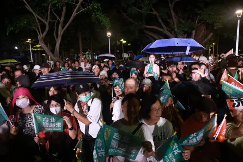▲沈伯洋晚間赴士林夜市掃街，雖然一陣大雨，仍澆不熄支持者支持。（圖／記者葉政勳攝，2026.10.14）