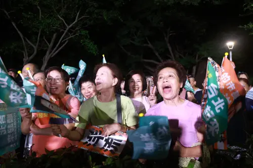 ▲鐵桿支持者早早到場守候沈伯洋。（圖／記者葉政勳攝，2026.10.14）
