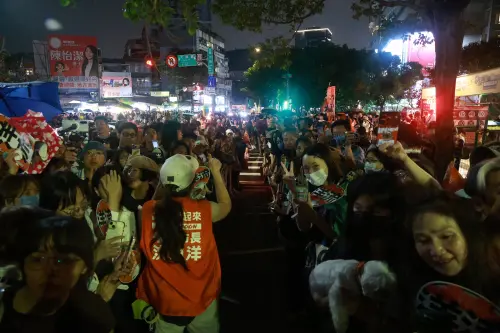 ▲志工呼籲，支持者分成兩排，不要阻擋動線。（圖／記者葉政勳攝，2026.10.14）
