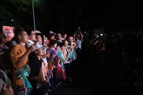 ▲民眾與沈伯洋合影。（圖／記者葉政勳攝，2026.10.14）