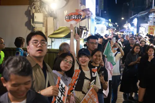 ▲民眾在夜市裡等候沈伯洋。（圖／記者葉政勳攝，2026.10.14）