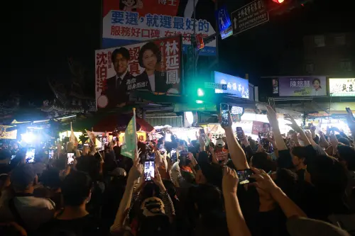 ▲沈伯洋赴夜市掃街，民眾塞爆士林入口，宛如追星。（圖／記者葉政勳攝，2026.10.14）