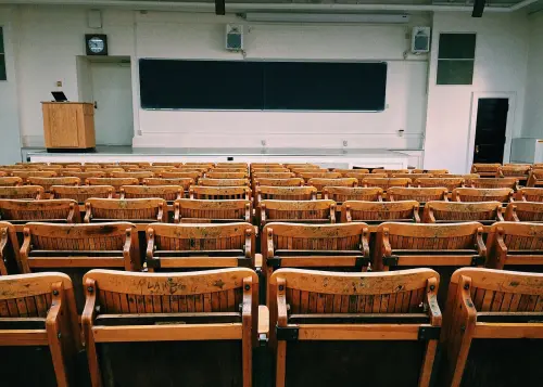 ▲一名淡江學生遲到8分鐘才抵達教室，沒想到整間教室空無一人，只有教授一人坐在講桌前。（圖／取自pixabay）