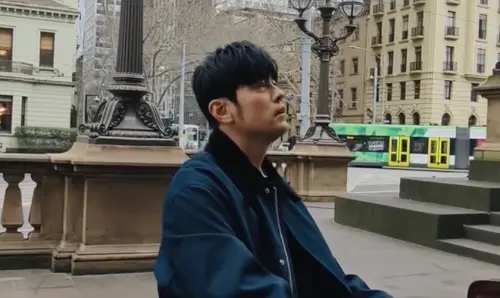 墨爾本街頭彈鋼琴！仔細看竟是周杰倫本尊　路人狂回頭卻沒認出來