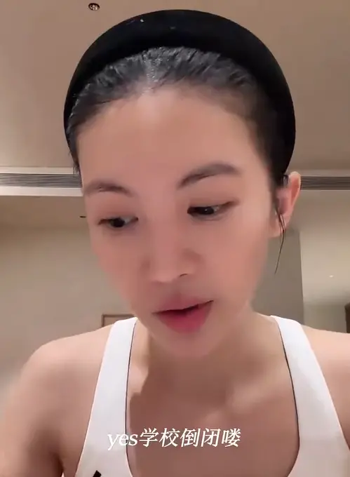 ▲金晨也在直播中透露才上了2天課，學校就倒閉的消息。（圖／翻攝自微博）