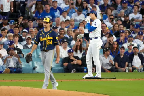 大谷翔平遭變化球砸中右腿！主場球迷狂噓賈瑟　忍痛上壘無緣得分