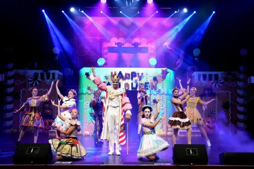 ▲麗寶樂園於今年萬聖節上演《繽紛序幕：糖果王的幸福之旅》表演節目。（圖／麗寶樂園FB）