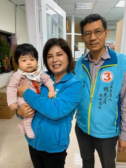 ▲立委賴惠員的丈夫為台南資深醫師張志仁，過去在選舉期間曾調整看診時間全力替妻子輔選。（圖／翻攝自賴惠員臉書）