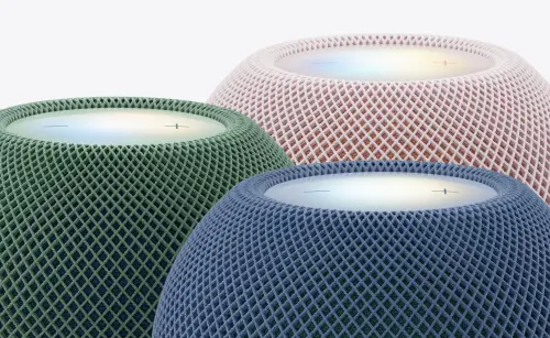 ▲HomePod mini 2延續圓球狀網狀織布設計，頂部新增「聲波光暈」功能，燈光能隨著音樂節奏及專輯封面色彩變化，增添居家聆聽氣氛。（圖／Apple提供）