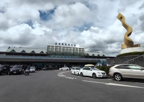 ▲高雄小港國際機場航廈外觀，因緊鄰住宅區受限夜間宵禁，目前正推動新航廈改建工程。（圖／取自Google評論）