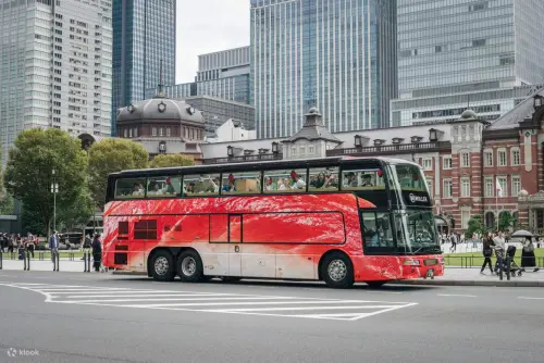 ▲全球首創的東京壽司巴士，旅客可一邊欣賞經典一邊享有迴轉壽司吃到飽。（圖／Klook提供）