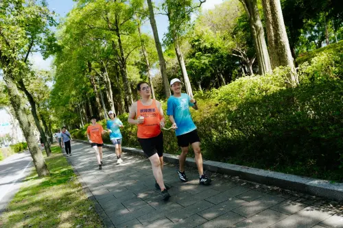 ▲視障跑者與富邦金控陪跑志工透過陪跑繩默契配合，共同完成大安森林公園5公里環跑訓練。 （圖／富邦金提供）