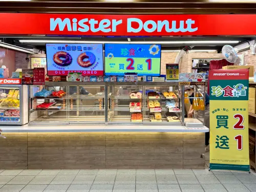 ▲Mister Donut甜甜圈有i珍食折扣！看到螢幕、易拉展示架「買2送1」海報就有優惠。（圖／記者蕭涵云攝）