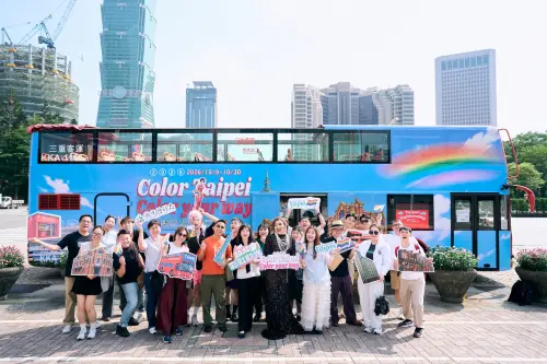 ▲KKday今年獨家販售「2026 Color Taipei Color your way 臺北彩虹觀光巴士」。（圖／KKday提供）