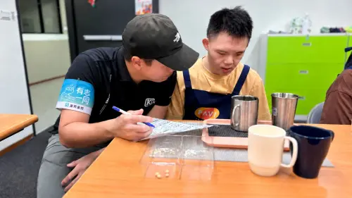 ▲富邦「有志一同™」公益平台志工陪伴視障朋友參與植物奶與飲品調製工作坊，協助記錄課程內容，透過交流與實作，共同體驗飲品調製的樂趣。（圖／富邦金提供）